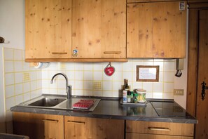 Kühlschrank, Mikrowelle, Herdplatte, Wasserkocher mit Kaffee-/Teezubehör