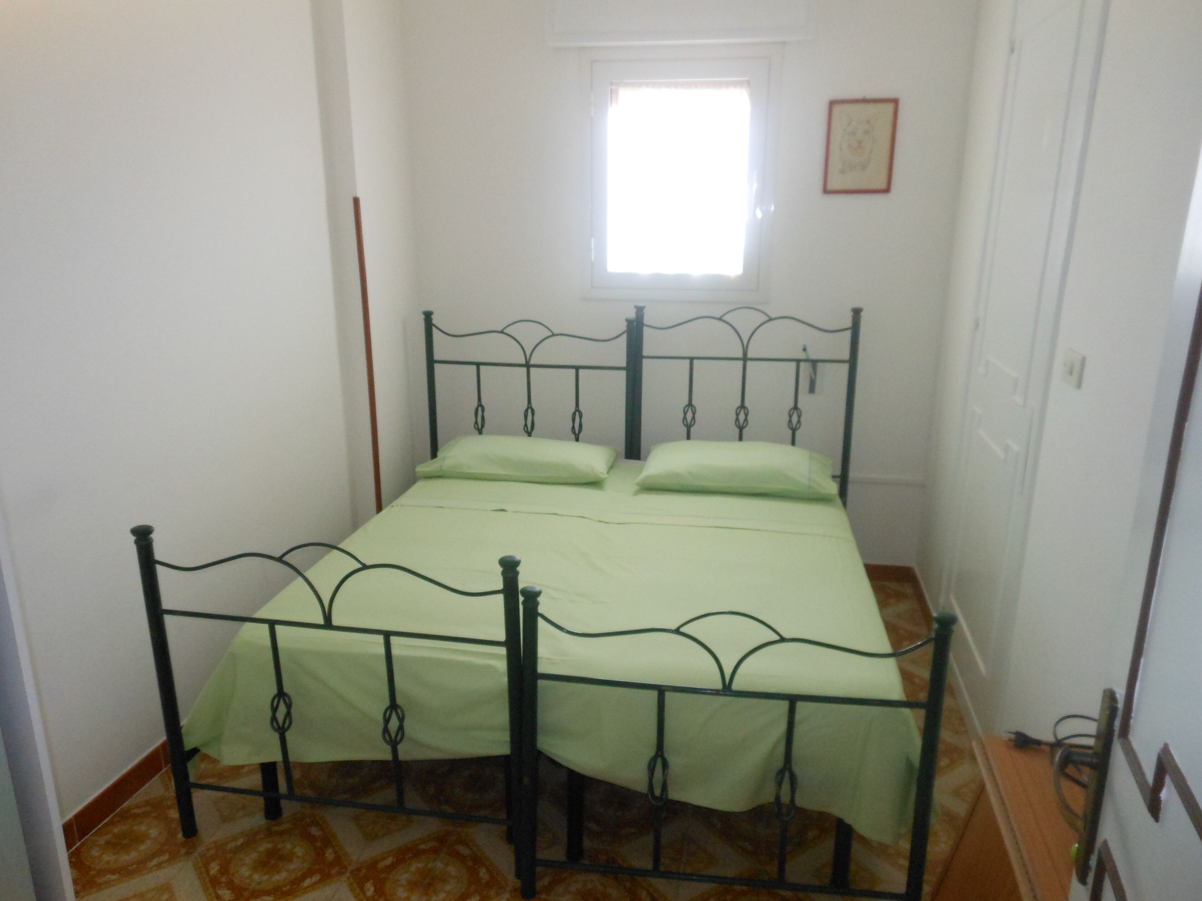 4 habitaciones y tabla de planchar con plancha 