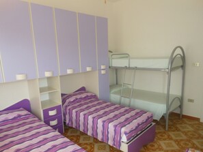 4 عدّة غرف نوم ومكواة/لوح كي