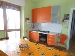 ثلاجة، ميكروويف، فرن، موقد طهي مسطح