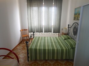 4 عدّة غرف نوم ومكواة/لوح كي