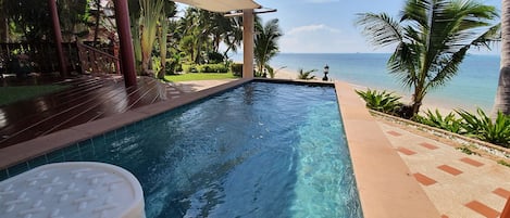 Una piscina al aire libre