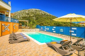 Outdoor pool, pool umbrellas, pool loungers - Villa Xenia (Kefalonia)