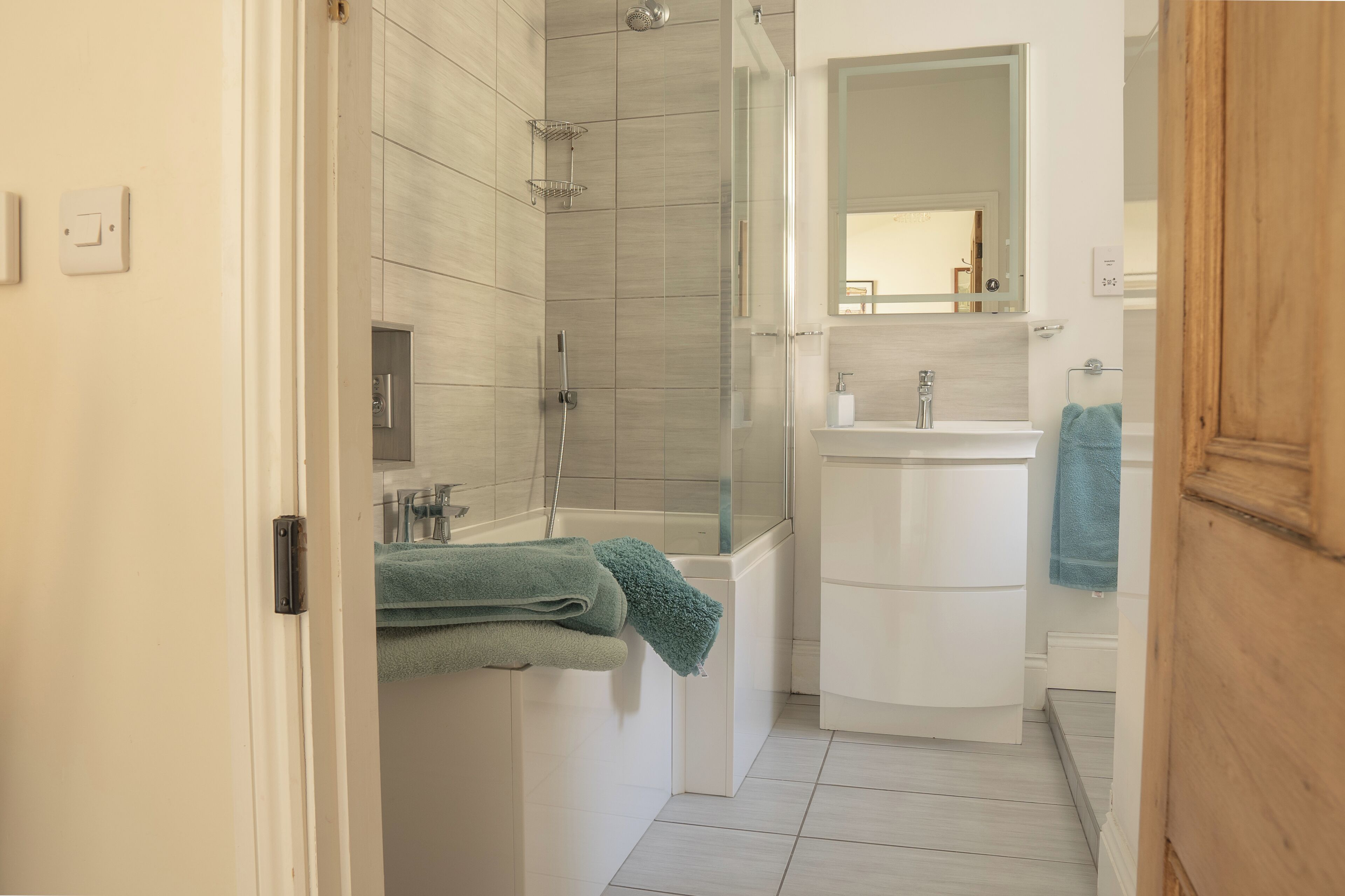 Combined shower/bathtub, hair dryer, towels, soap