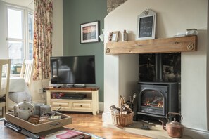 Smart TV, fireplace, DVD player, books - Stunning 17c cottage, a true home away from home, in a delightful heritage area (Halifax)