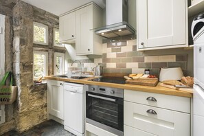 Fridge, microwave, oven, dishwasher - Stunning 17c cottage, a true home away from home, in a delightful heritage area (Halifax)