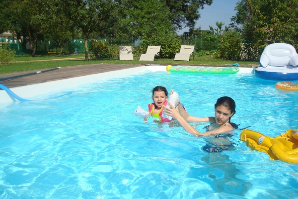 Utendørsbasseng og et oppvarmet basseng