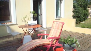 An outdoor deck with a table, chairs, and a potted plant. - THE ROOM OF MEUNIER breakfast, accès piscine (Laiz)