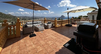 Belle villa avec piscine privée et vue exceptionnelle sur mer.
VT-513857-A