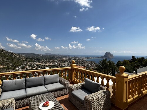 Beautiful villa with private pool and exceptional sea views. VT-513857-A