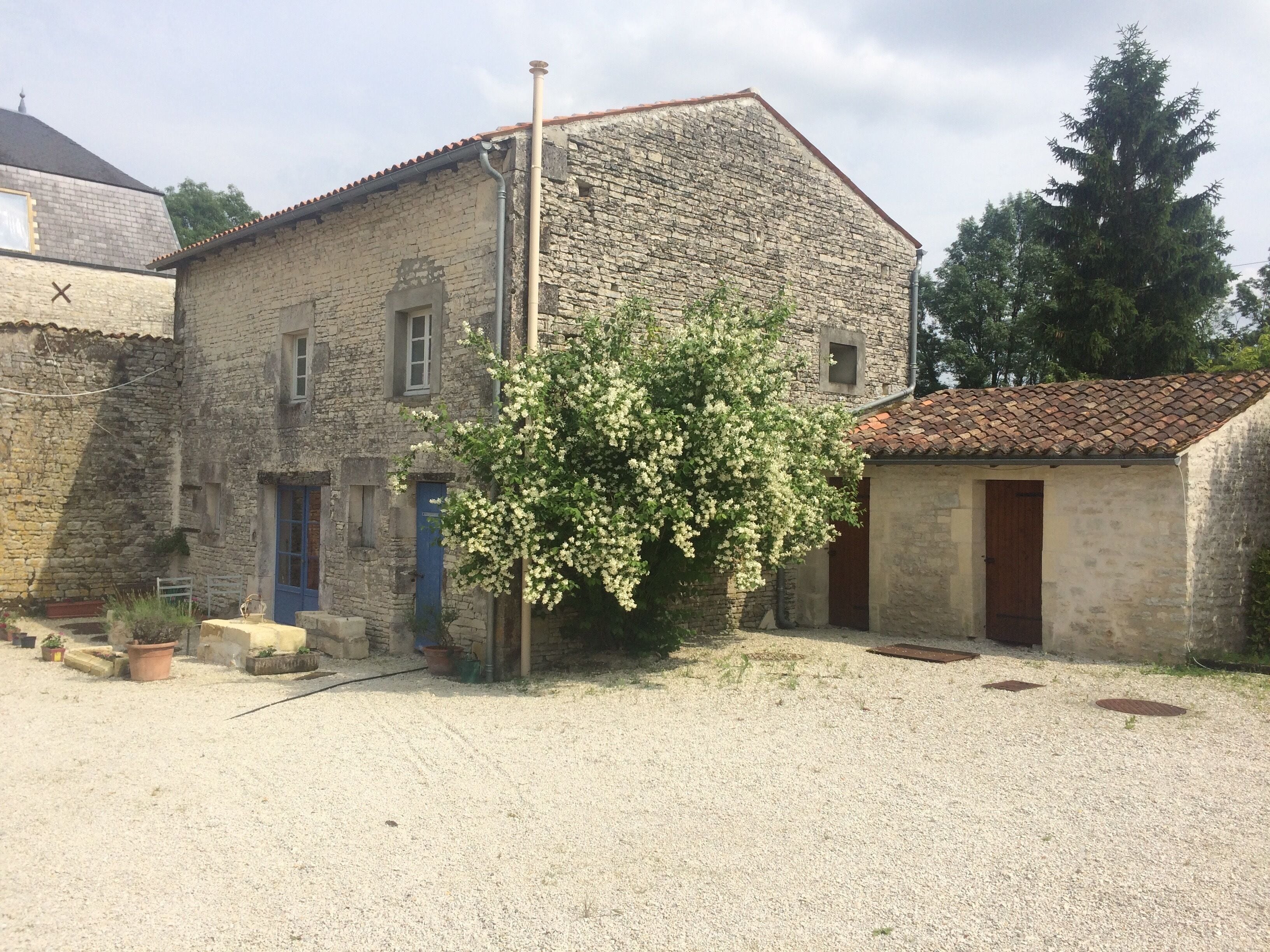 Charentaise house, hamlet of Moulin de la Laigne