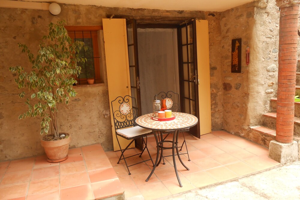 Award-winning Character Holiday Apartment in a Catalan Farmhouse (Casals)