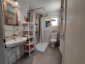 Combined shower/bathtub, towels