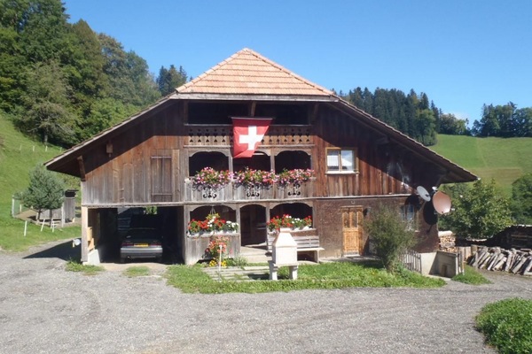 Aussenansicht mit Wohnung rechts auf 2 Etagen (obere Laube mit Hängematte)