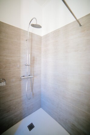 Shower, hair dryer, towels, soap - Discover Corbières, Cathar country, air-conditioned gîte near the Mediterranean, Rivers (Lézignan-Corbières)