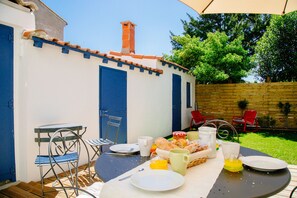 Outdoor dining - Discover Corbières, Cathar country, air-conditioned gîte near the Mediterranean, Rivers (Lézignan-Corbières)