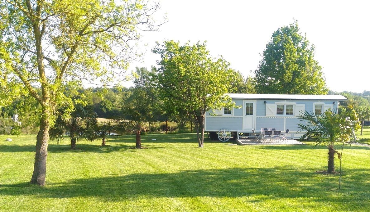 Gypsy Caravan & heated pool in Anjou