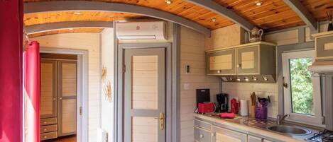 Kjøleskap, mikrobølgeovn, ovn og kokeplater