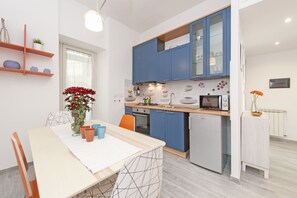 Frigorifero, microonde, forno, piano cottura