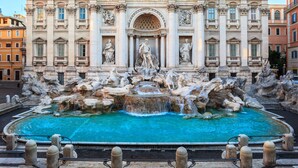 A grand building with a large fountain in front, featuring statues and intricate architecture. - Lilli Home Holidays Rome San Giovanni NOVEMBER OFFER (Roma)