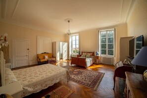 4 bedrooms, iron/ironing board, travel cot, free WiFi