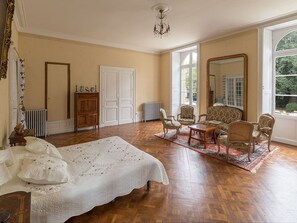 5 bedrooms, iron/ironing board, travel crib, WiFi (free)