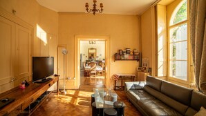 Fernseher, DVD-Player, Tischfußball, Tischtennisplatte