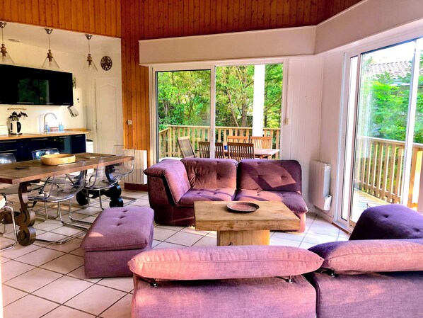 Smart TV, libros y oficina 