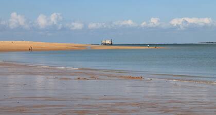 House with enclosed garden adjacent cycle path leading to the beach. Internet