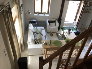 Fernseher, Kamin, DVD-Player, Bücher