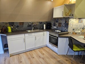 Een koelkast, een oven, een kookplaat, een vaatwasser