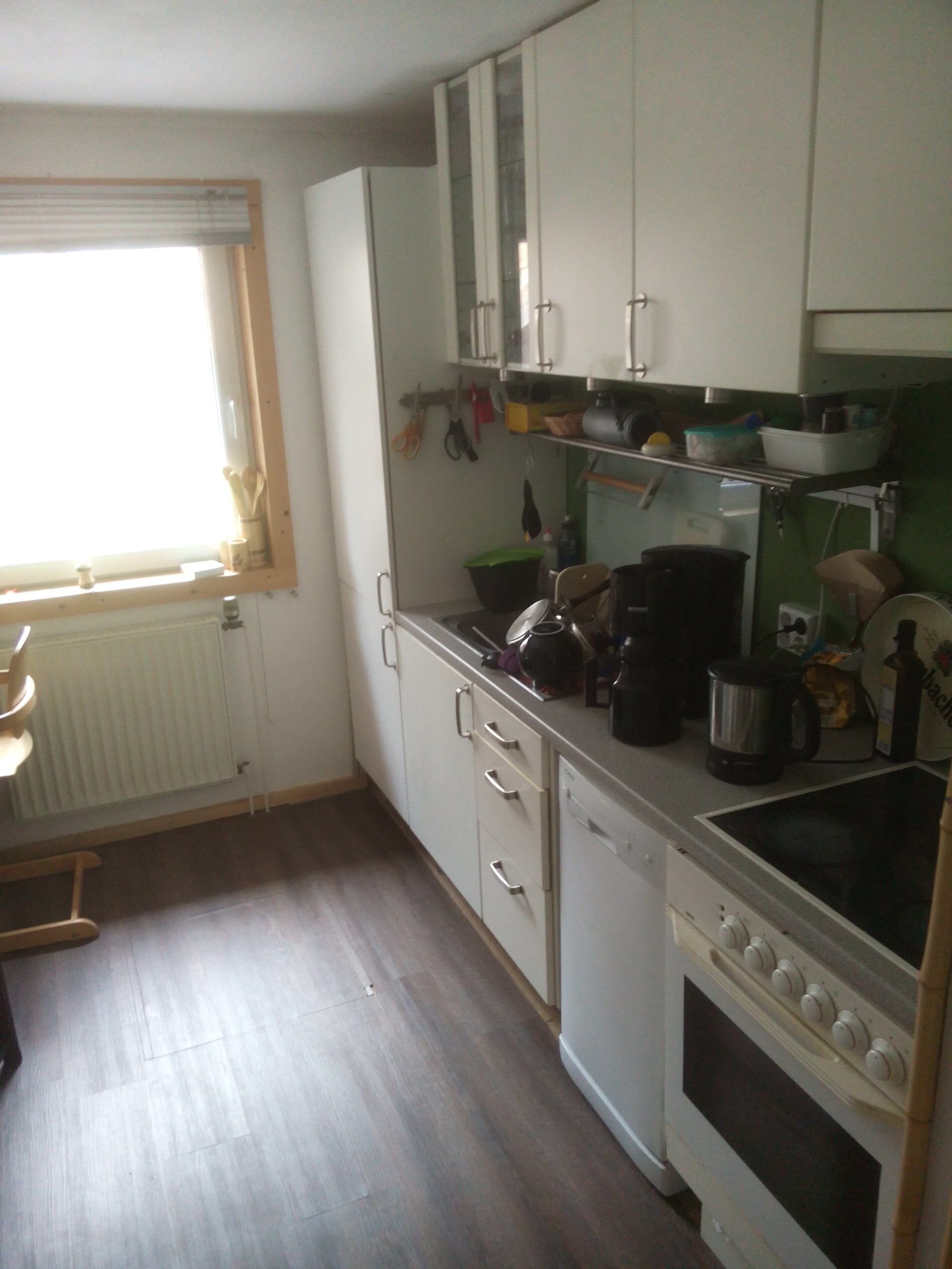 Wooden house in the countryside. Lintel / Woodhouse / Casa d. Madera