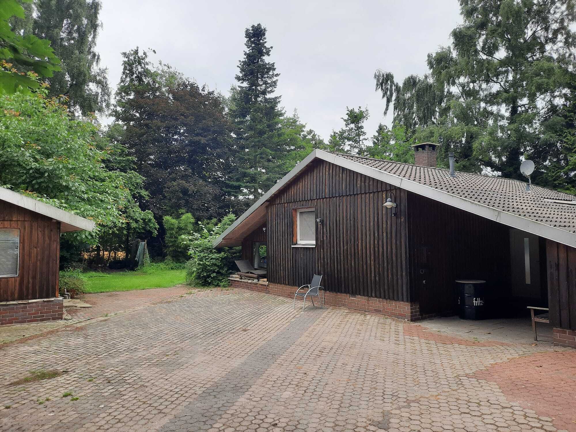 Wooden house in the countryside. Lintel / Woodhouse / Casa d. Madera