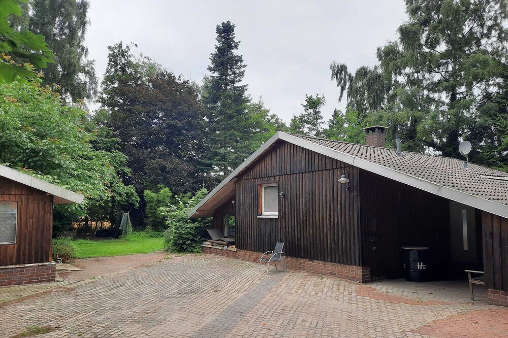 Wooden house in the countryside. Lintel / Woodhouse / Casa d. Madera