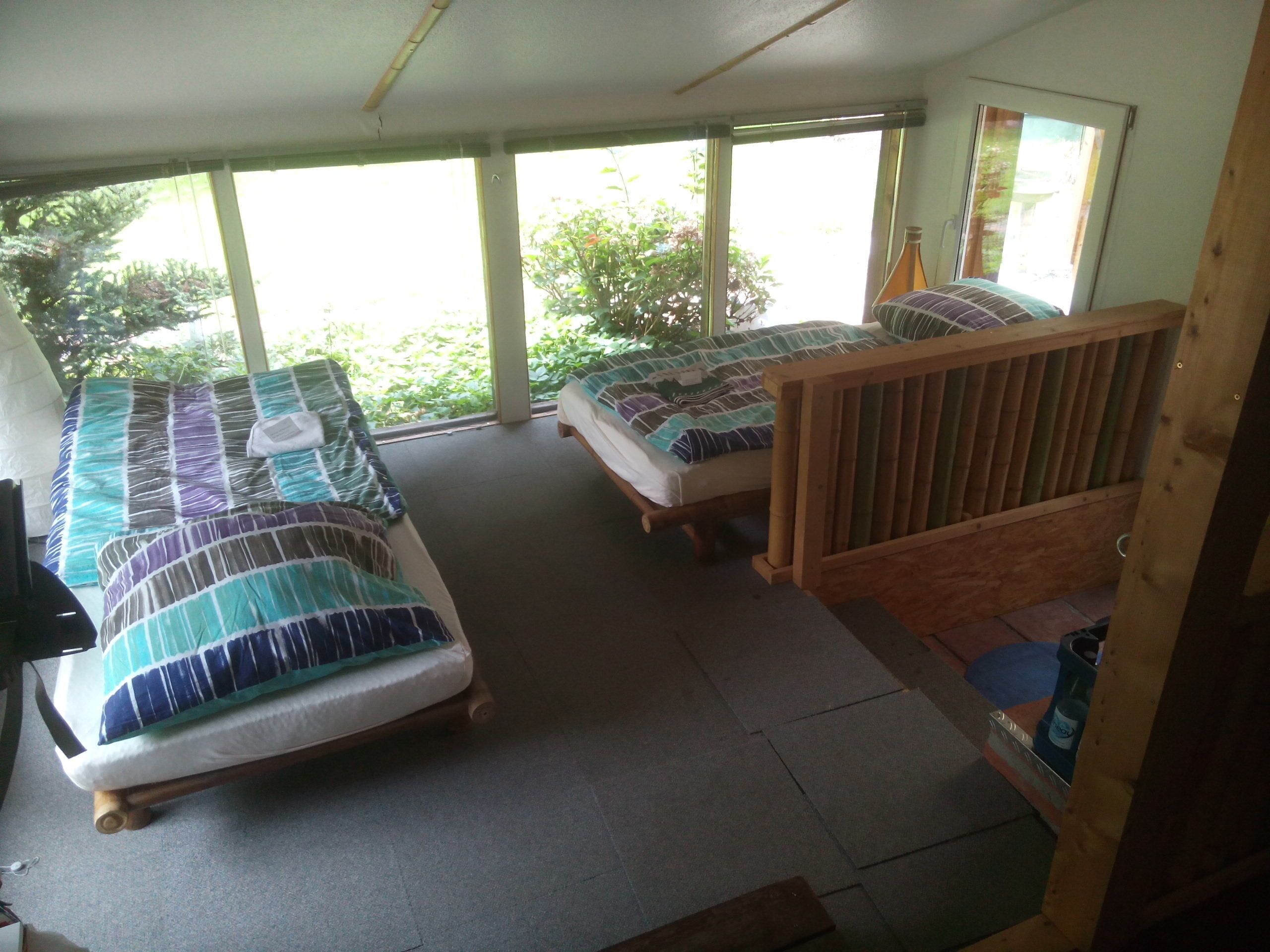 Wooden house in the countryside. Lintel / Woodhouse / Casa d. Madera
