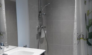 Douche, sèche-cheveux, savon, papier toilette