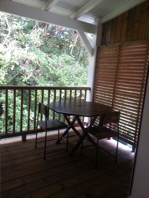 Outdoor dining - COCO STUDIO housing CALISSA (BOUILLANTE)