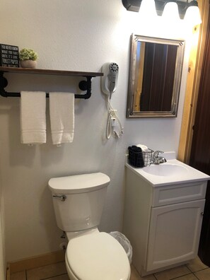 Douche, séchoir à cheveux, serviettes fournies