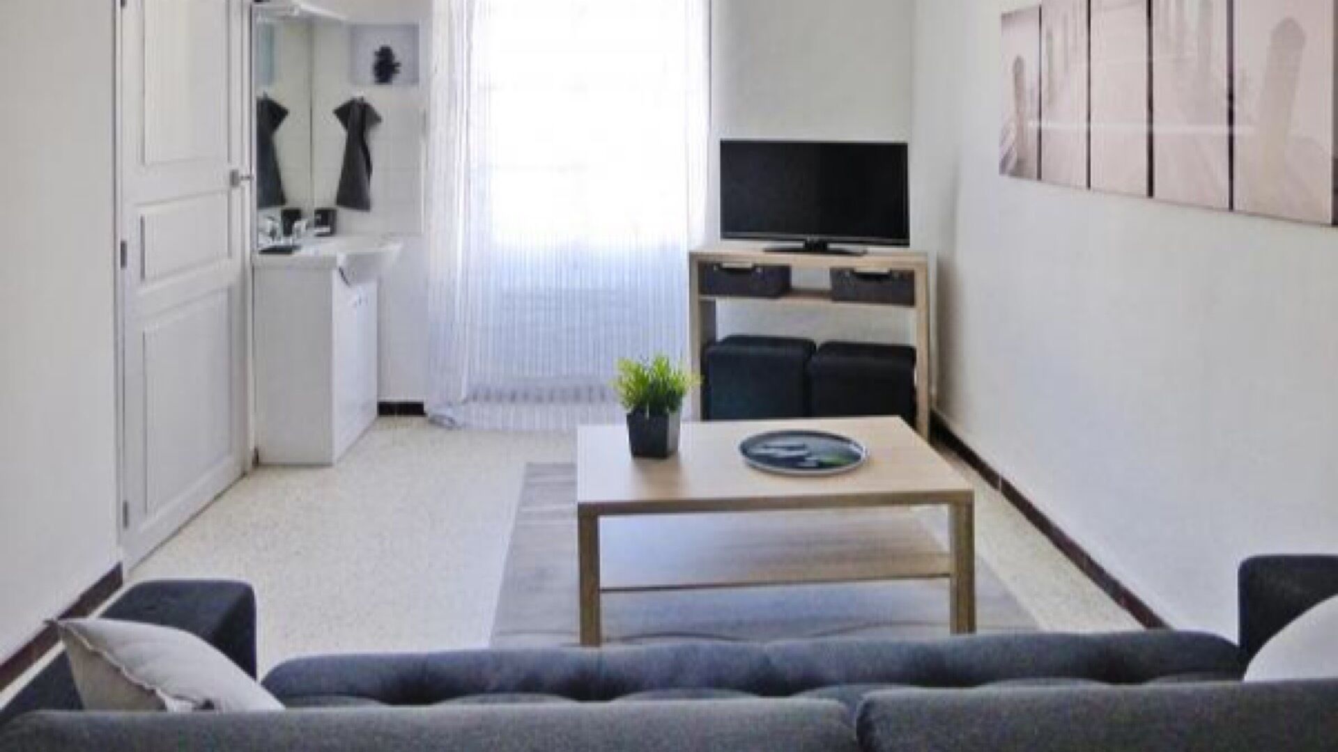 Furnished studio facing the Arles arena.