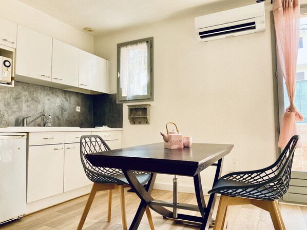 Réfrigérateur, micro-ondes, four, plaque de cuisson