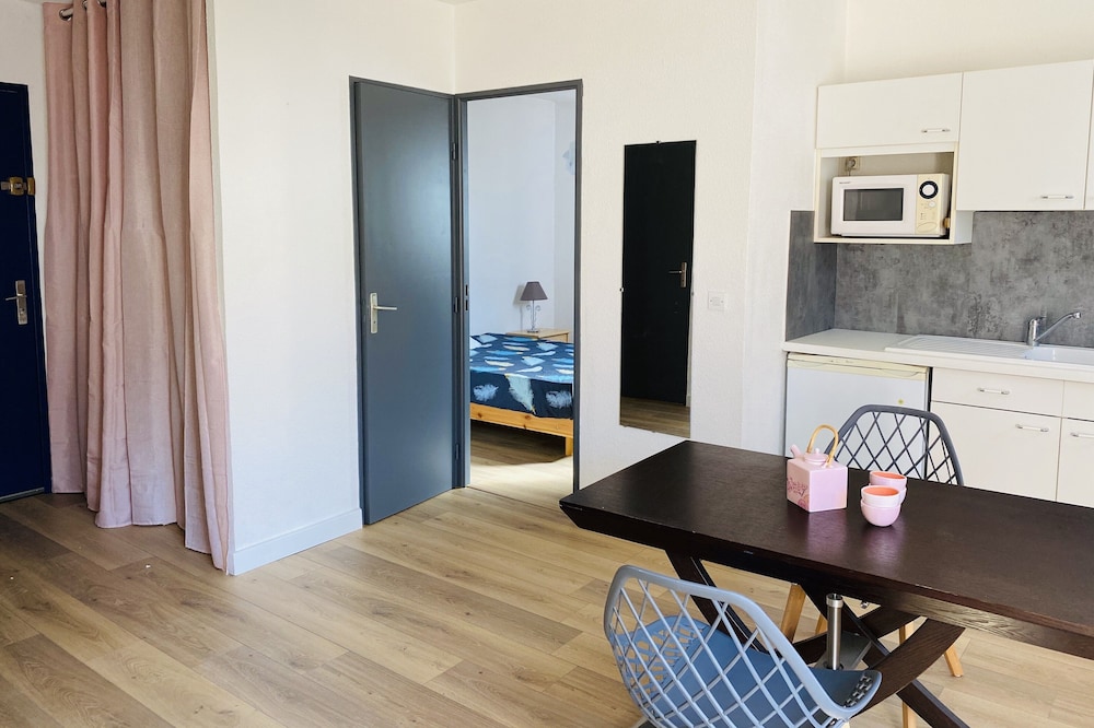 T2 apartment 100 meters bright, fully furnished baths
