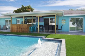 A heated pool - Beautiful fully renovated home with stunning heated pool, walk to downtown (Cape Coral)