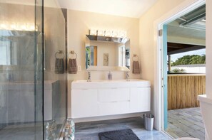 Combined shower/bathtub, hair dryer, towels, soap
