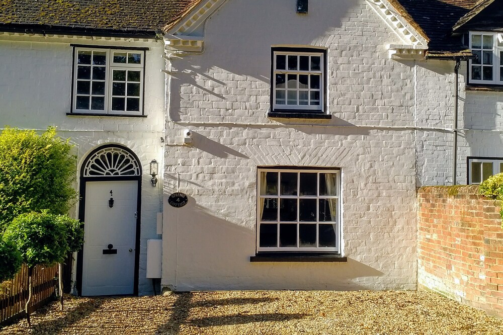 Hartley Wintney - Charming Cottage in Village/ Wood Burning Stove/ Parking/ Wifi