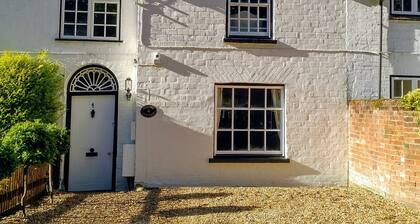 Hartley Wintney - Charming Cottage in Village/ Wood Burning Stove/ Parking/ Wifi