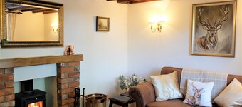 Hartley Wintney - Charming Cottage in Village/ Wood Burning Stove/ Parking/ Wifi