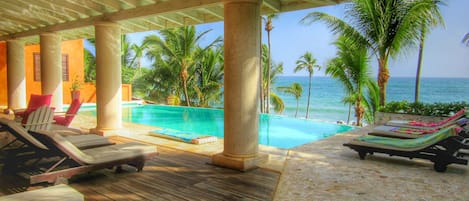 Piscine à débordement