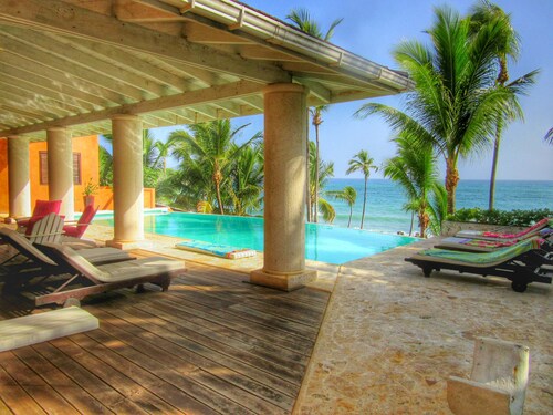 Villa Los Gorgones, ocean-front, near beach, sleeps 9