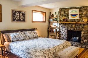 2 chambres, fer et planche à repasser, lit de bébé portatif