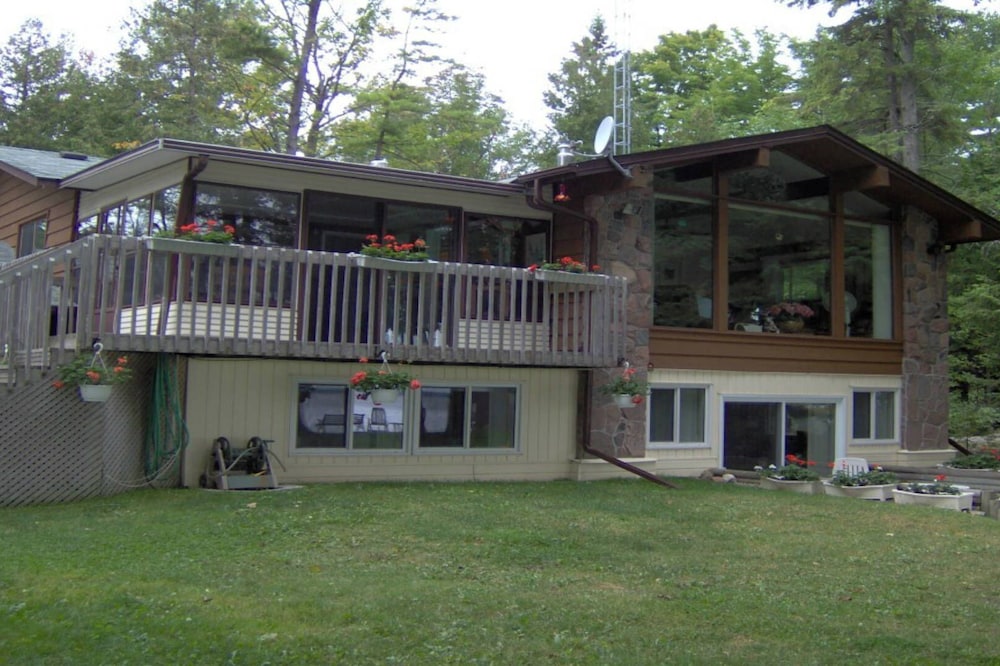 Balsam Lake-West Bay Cottage-6 Bedrooms-Sleeps 12-Dog Friendly